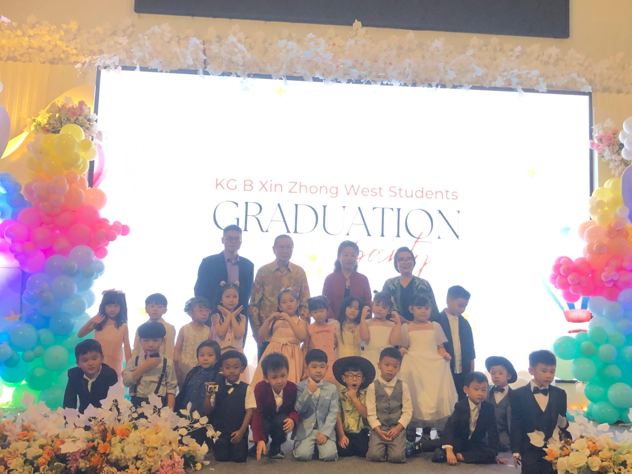 Sesi foto bersama siswa KG B Xinzhong West Student. (Foto: Rizki/jatimnow.com)