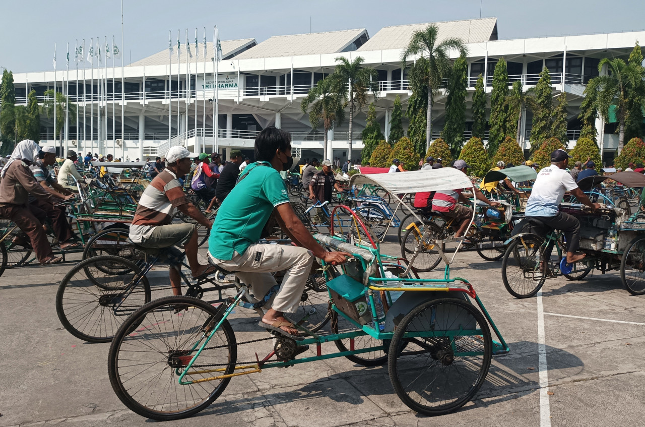 Foto :Ratusan abang becak saat menerima santunan dari PT Petrokimia Gresik. ( Sahlul Fahmi/jatimnow.com)