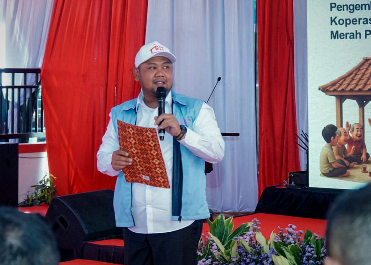 Foto: Bupati Gresik Fandi Ahmad Yani saat mengikuti acara peluncuran kelembagaan 80.000 Unit Koperasi Desa/Kelurahan Merah Putih (: Diskominfo Gresik/jatimnow.com)