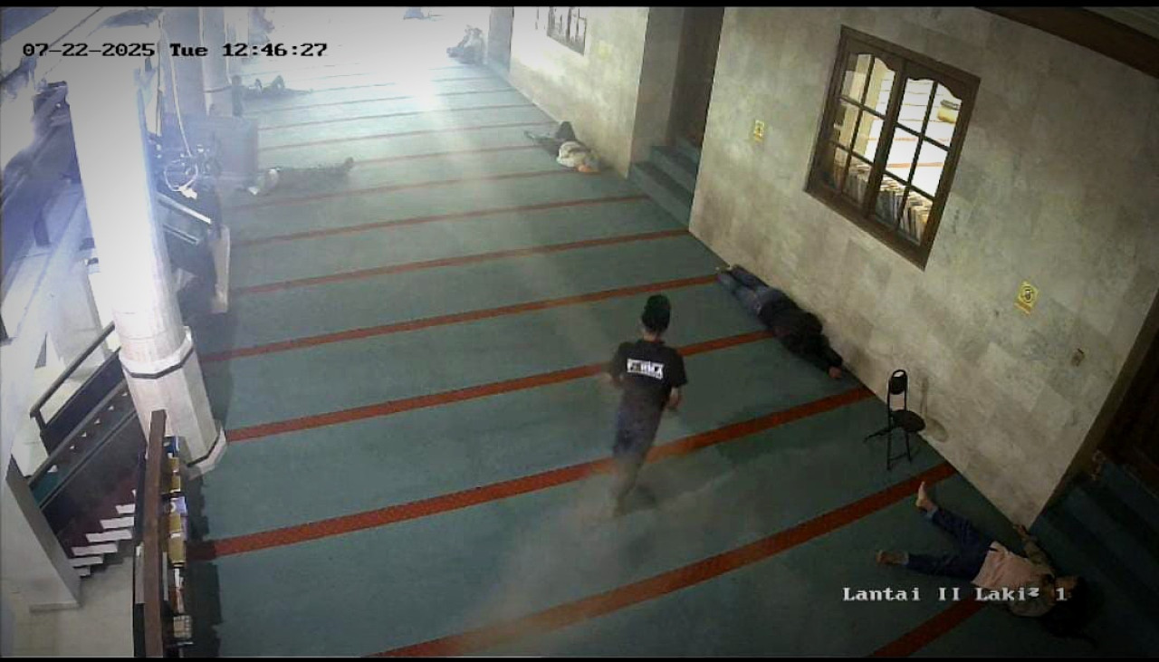 Foto: Pelaku saat melakukan pencurian ponsel di Masjid Jamik Gresik. (Tangkakapan layar CCTV/jatimnow.com))