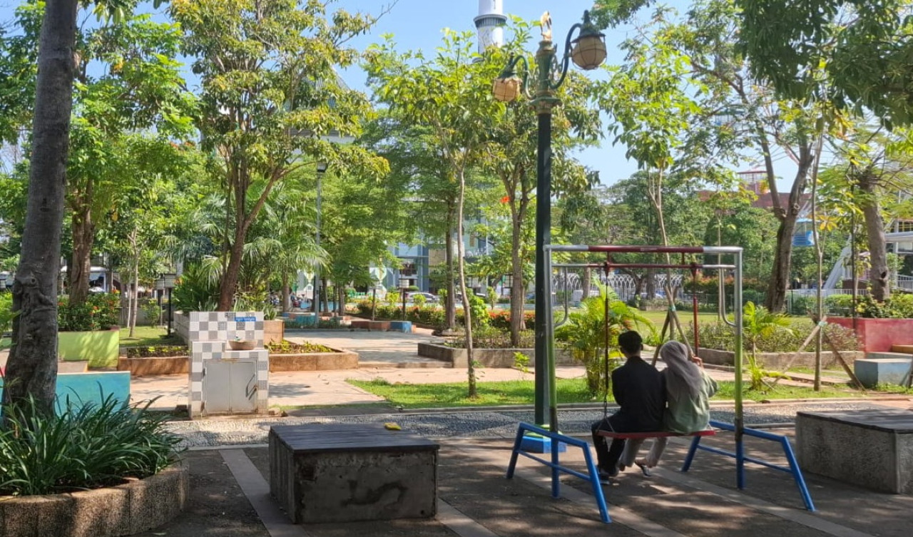 Foto: Sejoli tengah menikmati suasana Alun-alun Lamongan. ( Adyad Ammy Iffansah/jatimnow.com)