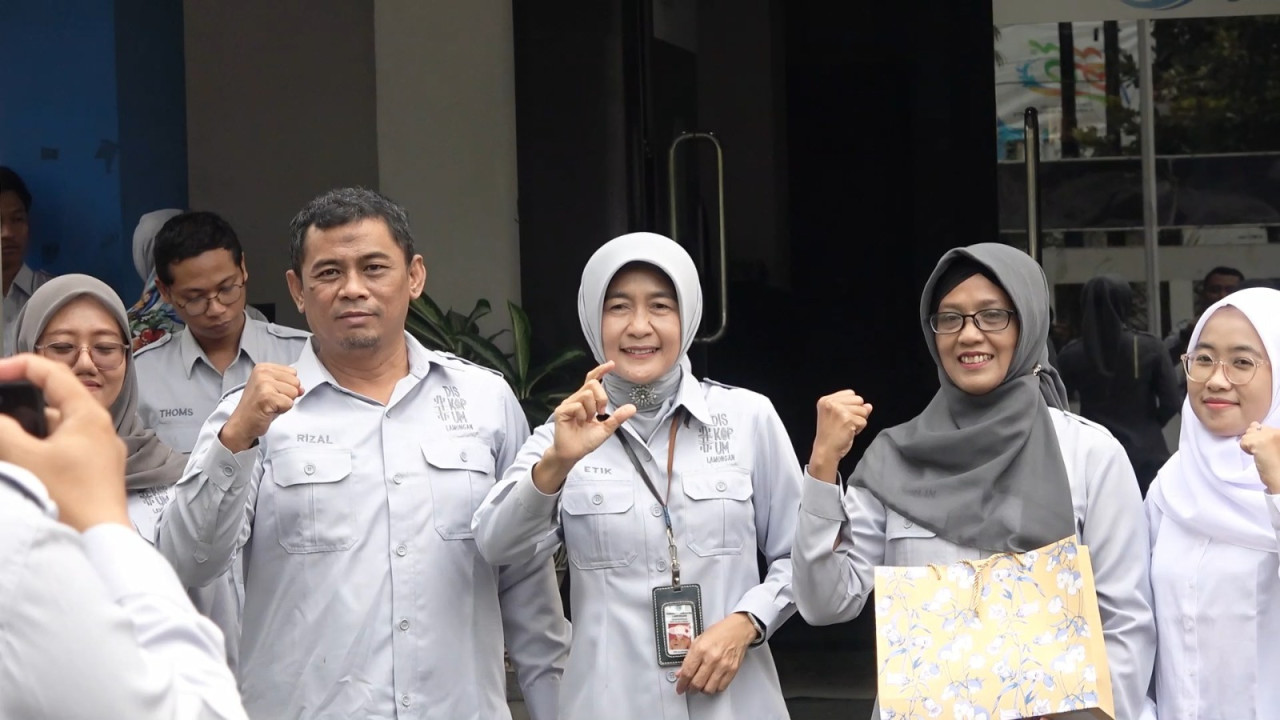 Kepala Dinas Koperasi Lamongan, Etik Sulistyani (tengah) (foto: Adyad Ammy/jatimnow.com)