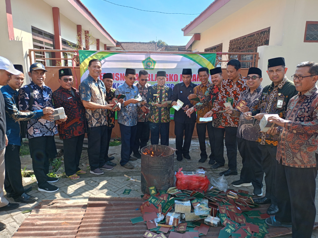 Foto: Pemusnahan blangko kadaluwarsa di Kemenag Lamongan. (Adyad Ammy Iffansah/jatimnow.com)