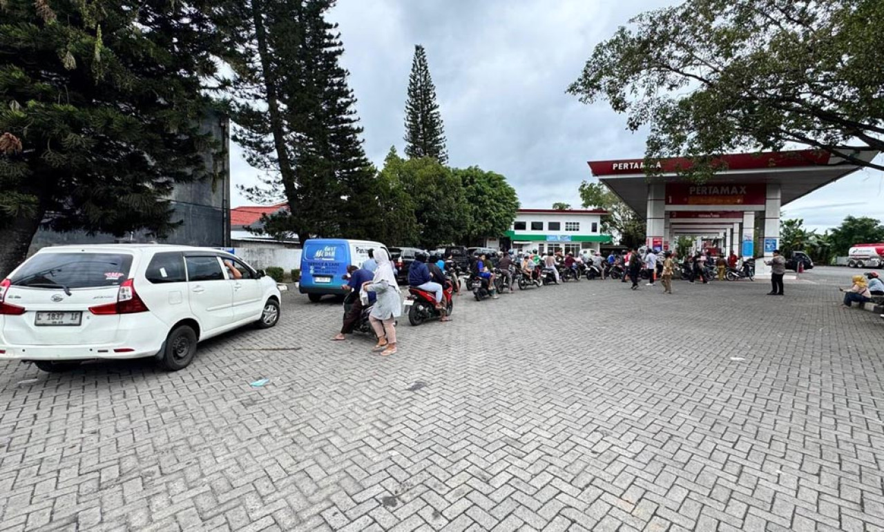 Warga antri mendapatkan BBM di salah satu SPBU di Jember. Foto/Dokumentasi Pertamina