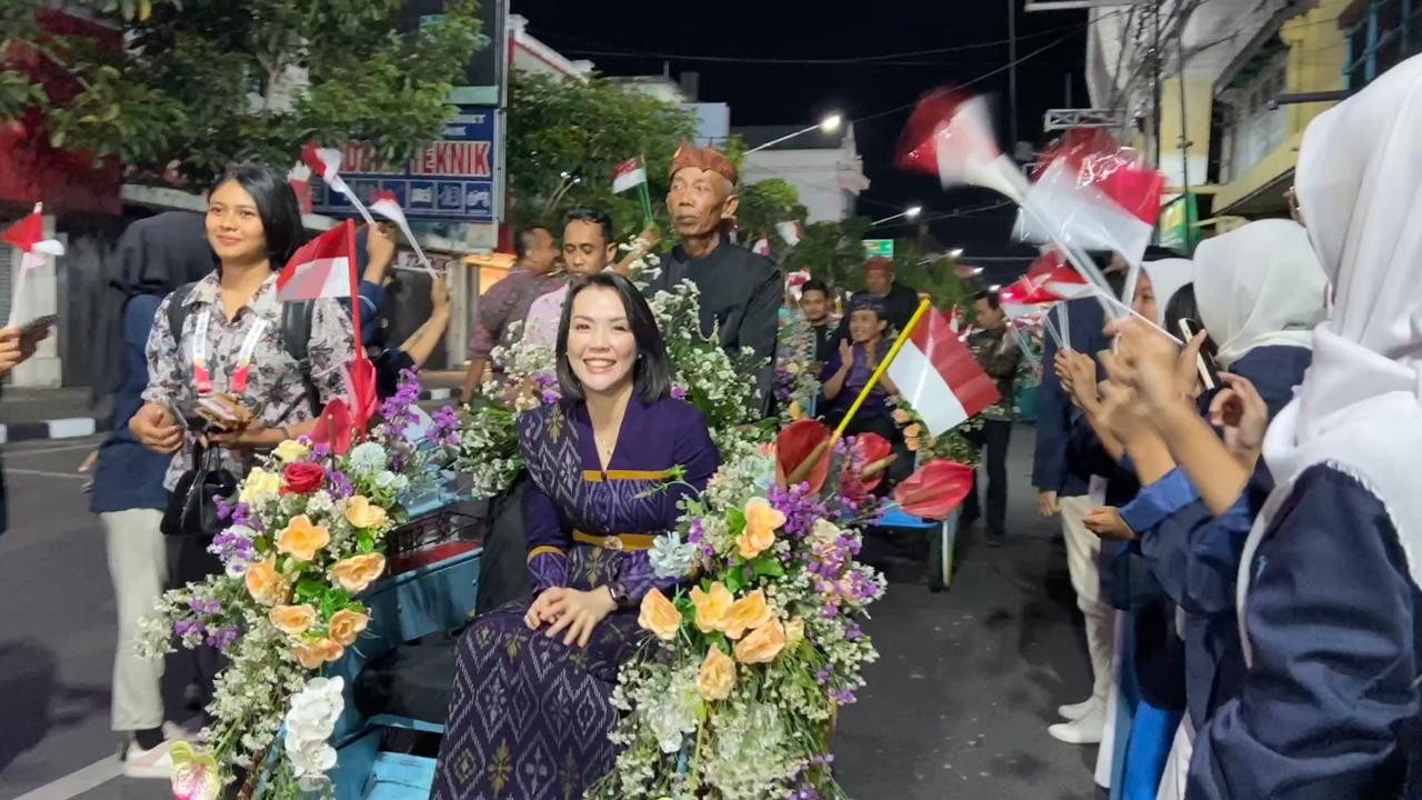 Perwakilan delegasi APEKSI saat naik becak menuju Balai Kota Kediri. (Foto: Yanuar Dedy/jatimnow.com)