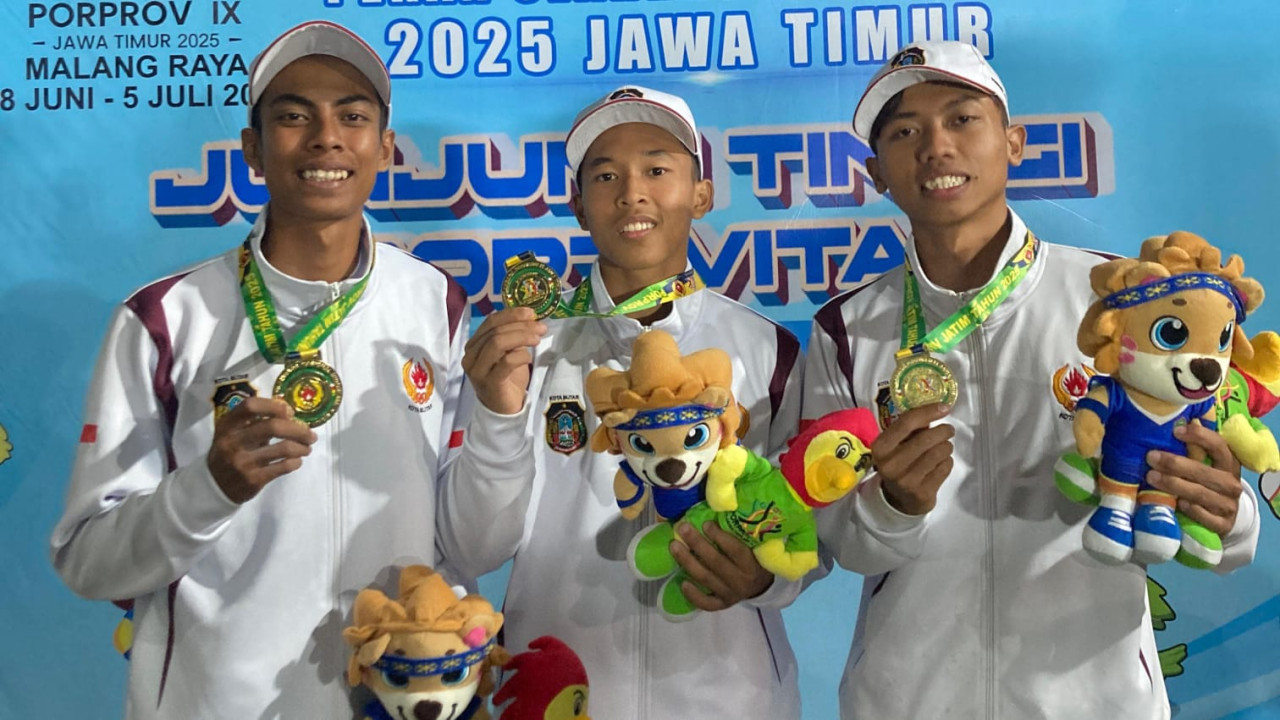 Foto:Ganendra Giri Maulana (tengah) menyumbang medali emas(Ganendra Giri/jatimnow.com)