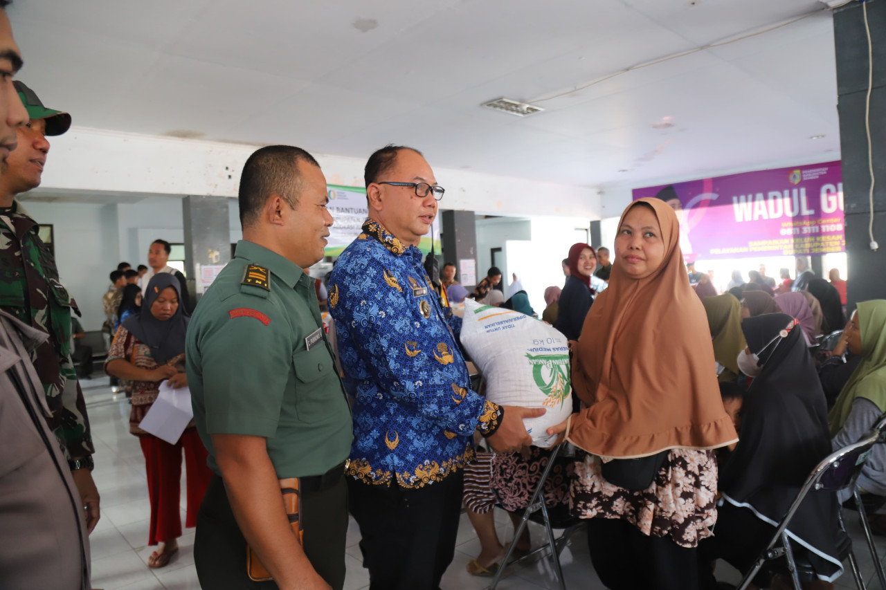 Peyaluran bantuan pangan perdana di Jember. (Foto: Diskominfo/jatimnow.com)