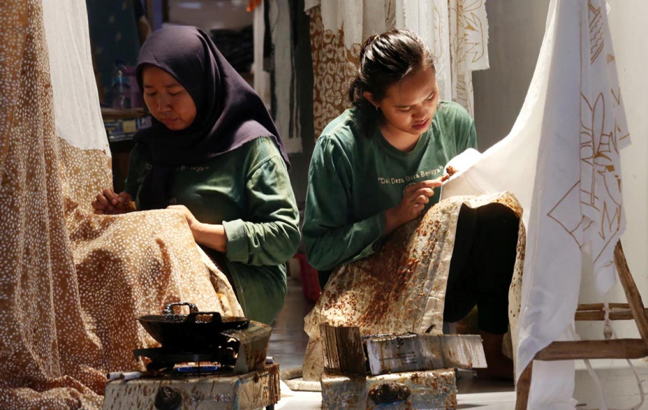 Pembatik menyelesaikan pesanan pelanggan di Rumah Produksi Usaha Mikro Kecil dan Menengah (UMKM) Batik Ulur Wiji, di Dusun Pandan Toyo, Desa Pandan Krajan, Kecamatan Kemlagi, Mojokerto. Foto: Ali Masduki/jatimnow.com