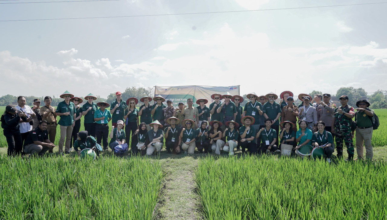 Tim Eropa saat  melakukan kunjungan lapangan ke lahan sawah padi yang menjadi salah satu lokasi "SWITCH-Asia Low Carbon Rice Proejct" di Desa Klumutan. (Foto: Tim Eropa/jatimnow.com)