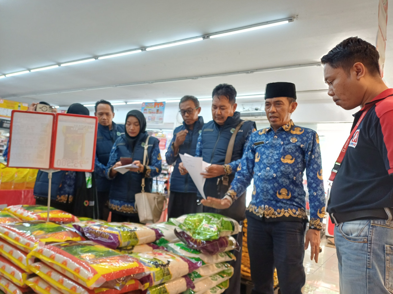 Satgas Pangan Kabupaten Lamongan menyidak toko modern kaitan beras premium oplosan. (Foto: Adyad Ammy Iffansah/jatimnow.com)