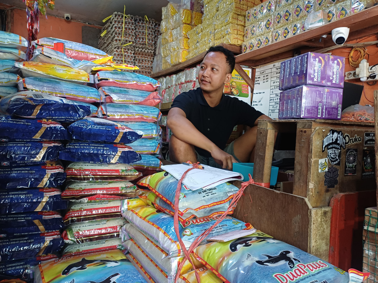 Pedagang beras di Pasar Tradisional Sidoharjo Lamongan. (Foto: Adyad Ammy Iffansah/jatimnow.com)