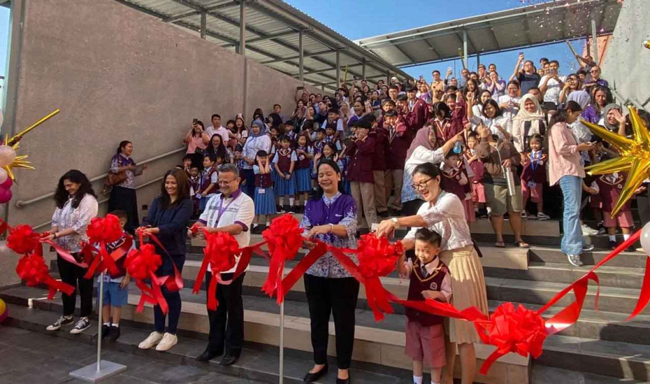 Seremoni pembukaan ditandai dengan prosesi pemotongan pita. (Foto: BINUS SCHOOL Surabaya for jatimnow.com)