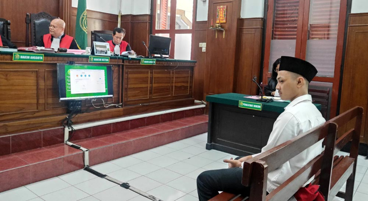 Arnova Kenny Herawanto,  tengah menghadapi proses hukum di Pengadilan Negeri Surabaya. Foto: Ali Masduki/jatimnow.com