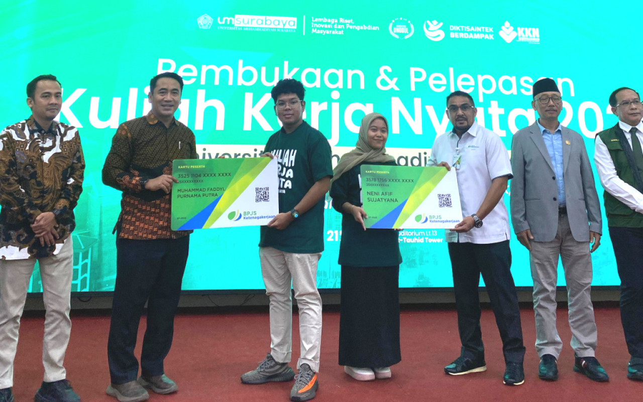 Penyerahan simbolis kartu peserta BPJS Ketenagakerjaan kepada perwakilan peserta KKN UM Surabaya, Senin (21/7/2025). Foto: Ali Masduki/jatimnow.com
