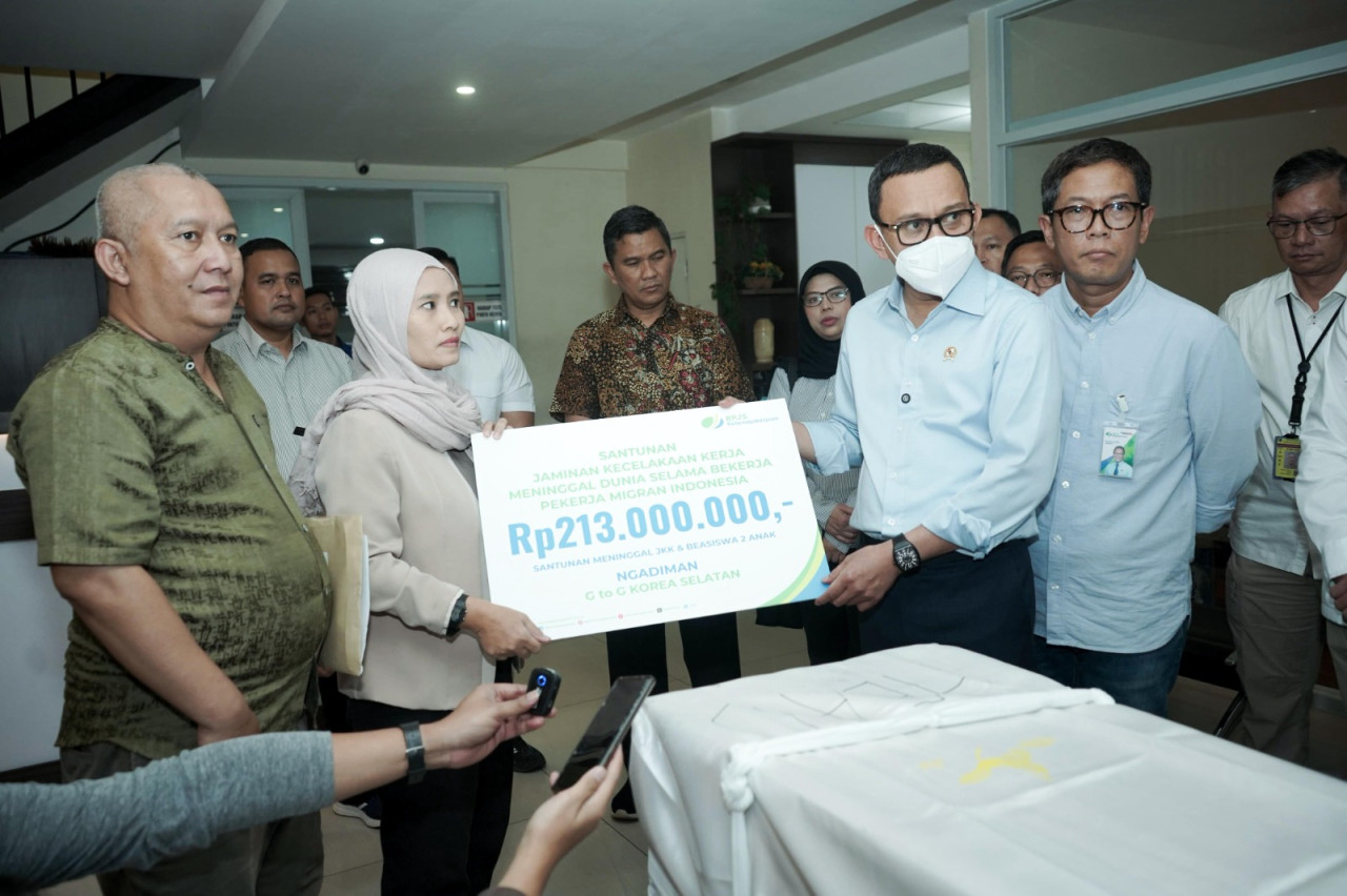 Menteri Karding saat pemulangan jenazah dan memberikan santunan jaminan sosial ketenagakerjaan dari BPJS Ketenagakerjaan. (Foto: BPJS Ketenagakerjaan/jatimnow.com)