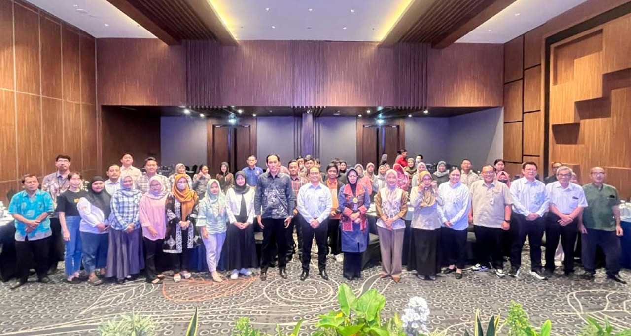 BPJS Ketenagakerjaan dan DPD REI Jawa Timur foto bersama usai sosialisasi manfaat program dan layanan tambahan di Sidoarjo. Foto: Dok BPJS Ketenagakerjaan