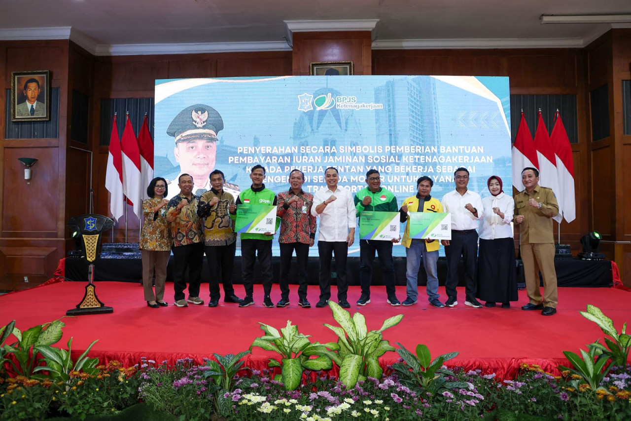 Penyerahan simbolis dilakukan oleh Wali Kota Surabaya, Eri Cahyadi, di Graha Sawunggaling. (Ali/jatimnow.com)