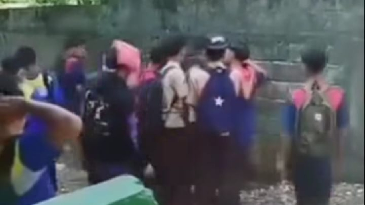 Foto: Capture video bullying di SMP Negeri 3 Doko Blitar. (Bramanta/jatimnow.com)