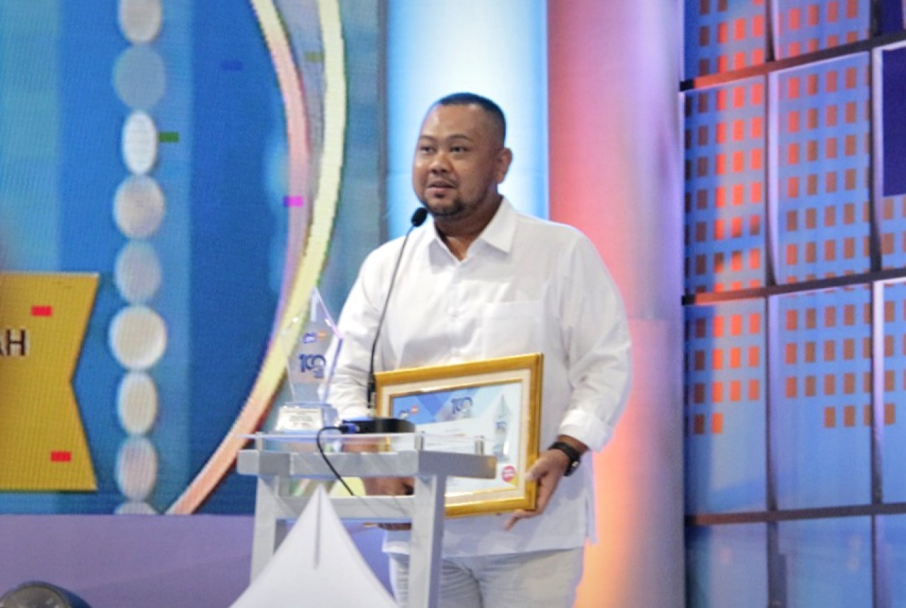 Bupati Gresik Fandi Ahmad Yani saat menerima penghargaan sebagai Kepala Daerah Inovatif dalam Pengurangan Ketimpangan Pembangunan Antarwilayah. (Foto: Diskominfo Gresik/jatimnow.com)