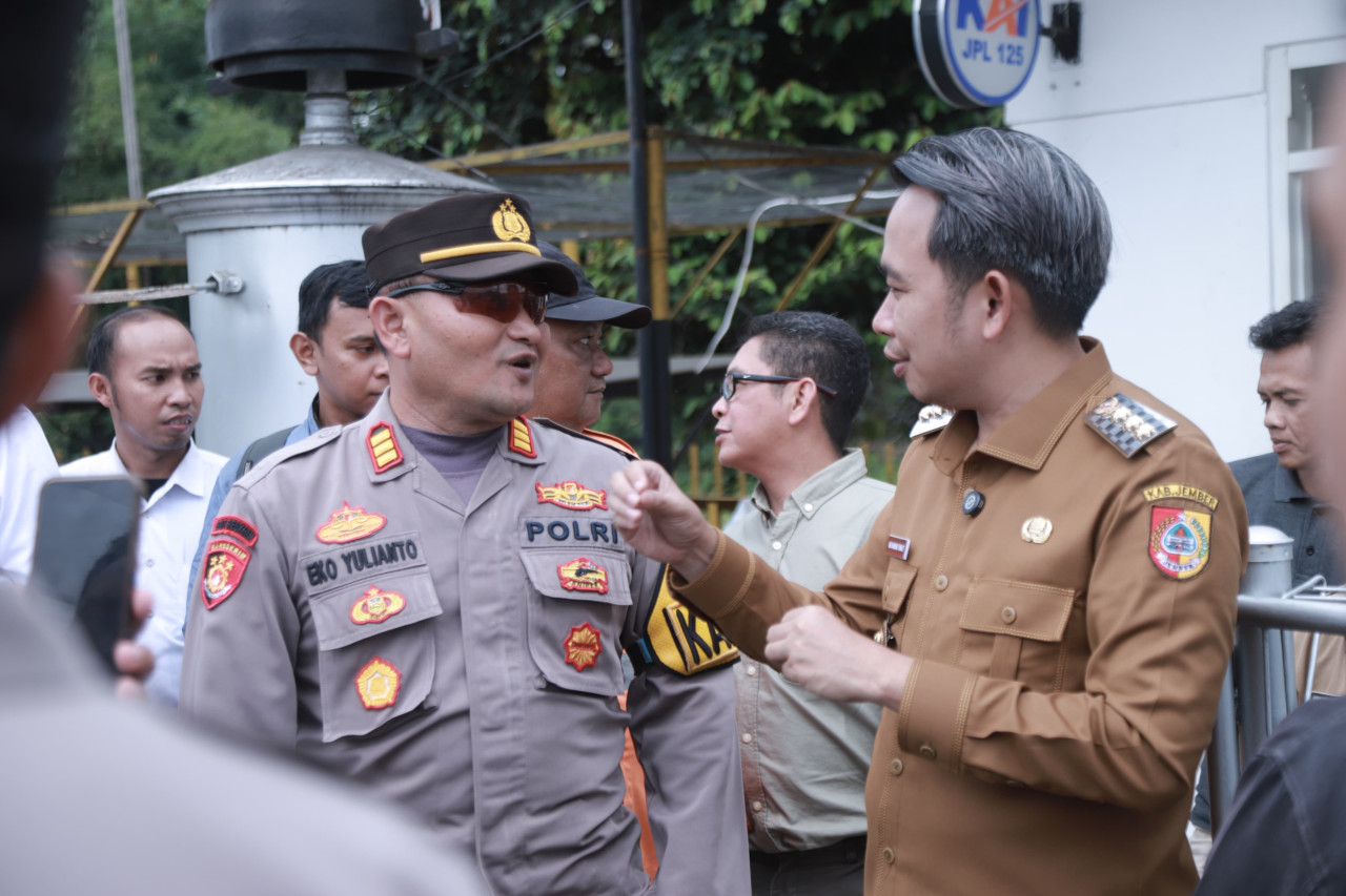 Bupati Jember meninjau langsung perlintasan kereta api. (Foto: Diskominfo Jember/jatimnow.com)