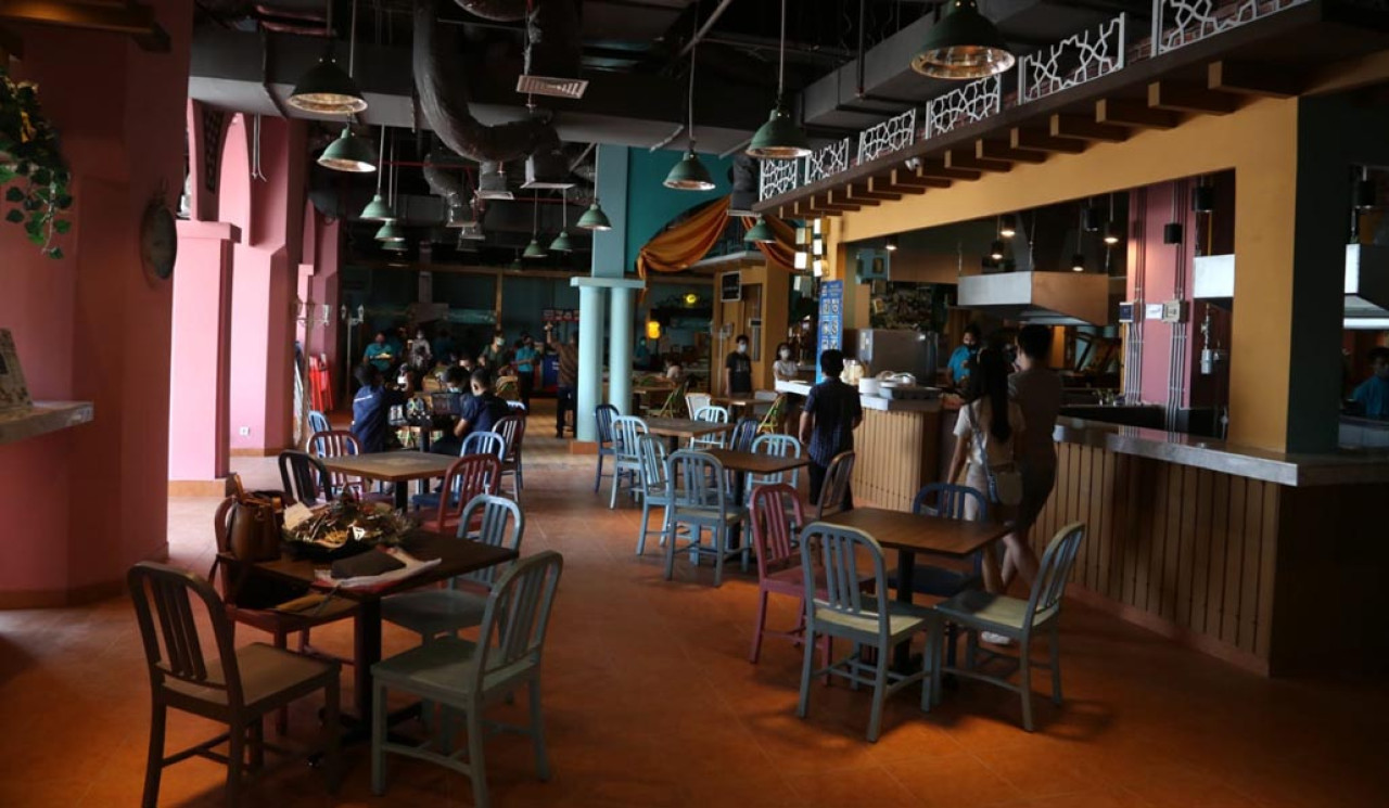 Salah satu kafe di mall Surabaya. Foto: Ali Masduki/JatimNow.com