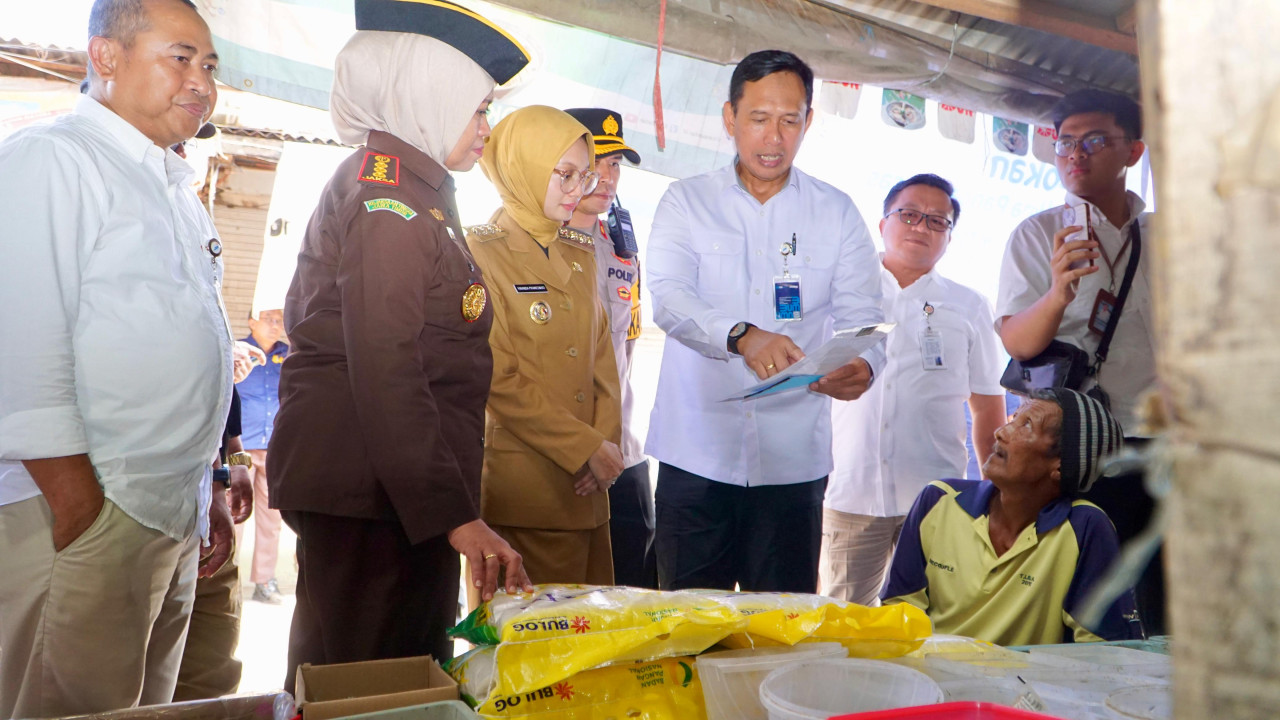 Dirut Bulog saat meninjau beras SPHP di Kota Kediri. (Foto: Bulog/jatimnow.com)
