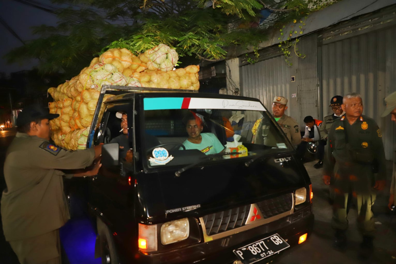 Penertiban PKL Sayur di Trotoar dekat Pasar Keputran Surabaya (foto: Satpol PP Surabaya for jatimnow.com)