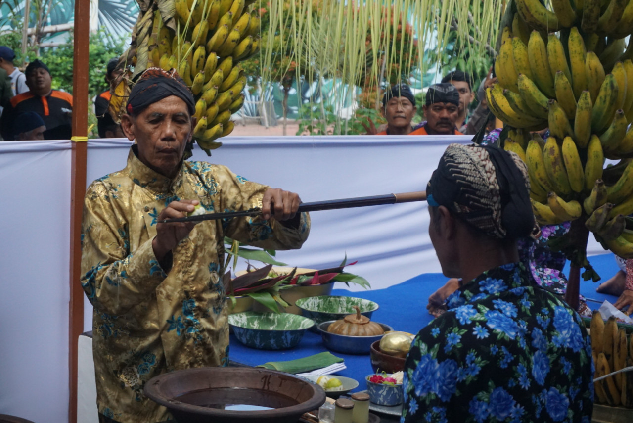 Melihat tradisi Jamasan Tombak Kyai Upas di Tulungagung