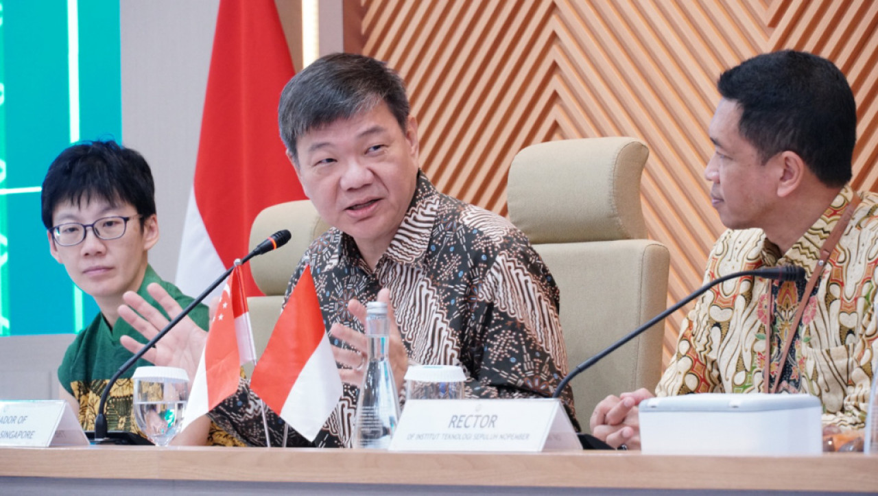 Duta Besar Singapura untuk Indonesia Kwok Fook Seng (tengah) saat menyampaikan sambutan dalam kunjungan ke ITS bersama delegasi Kedutaan Besar Singapura. (Foto: Humas ITS for JatimNow.com)