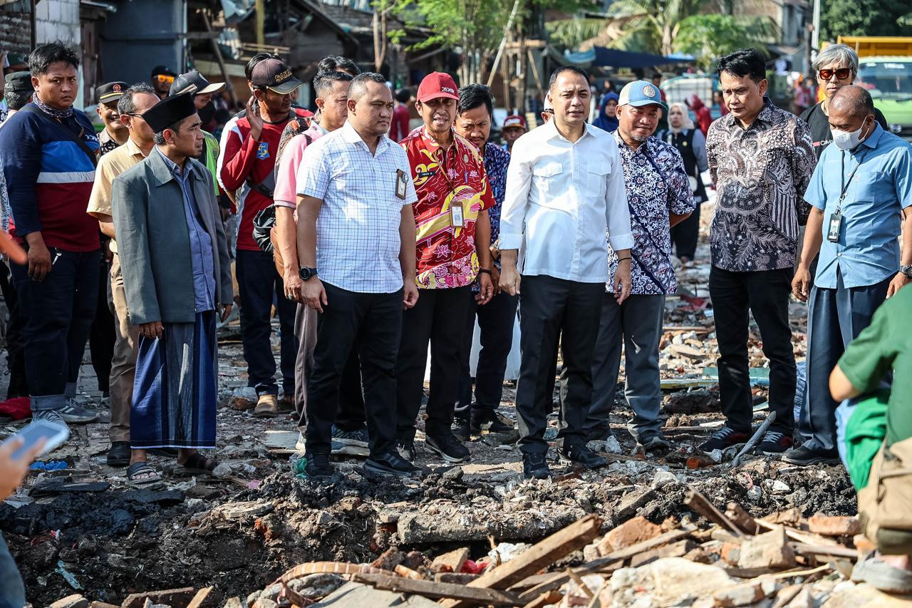 Wali Kota Surabaya Eri Cahyadi saat tinjau normalisasi sungai. (Foto: Pemkot Surabaya/jatimnow.com)