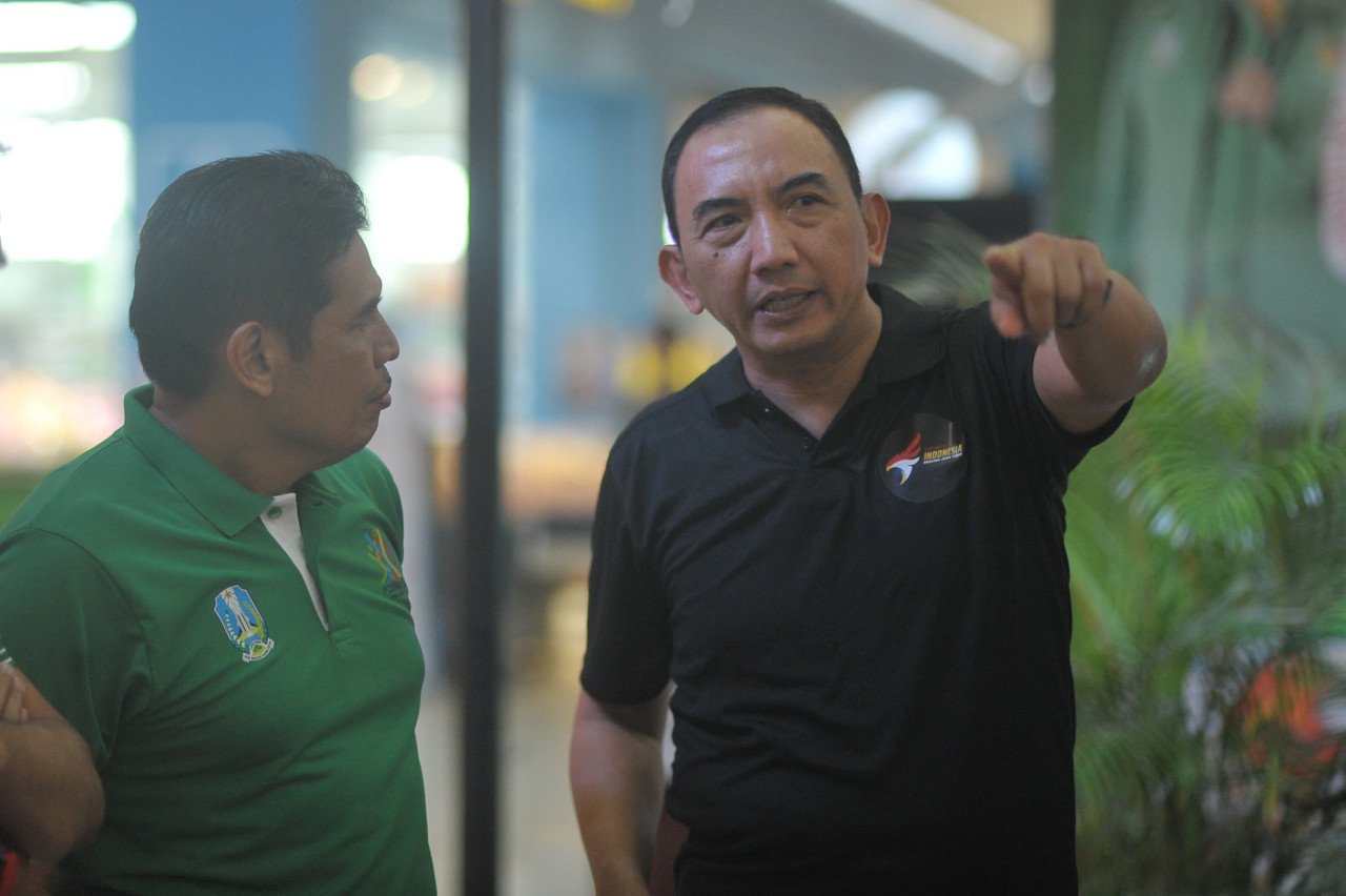 Kadispora Jatim, Hadi Wawan Guntoro (kaos hijau), usai membuka pertandingan cabang olahraga esports dalam gelaran Porprov Jatim IX/2025 di Lippo Plaza, Kota Batu. (Foto: Kominfo Jatim/jatimnow.com)