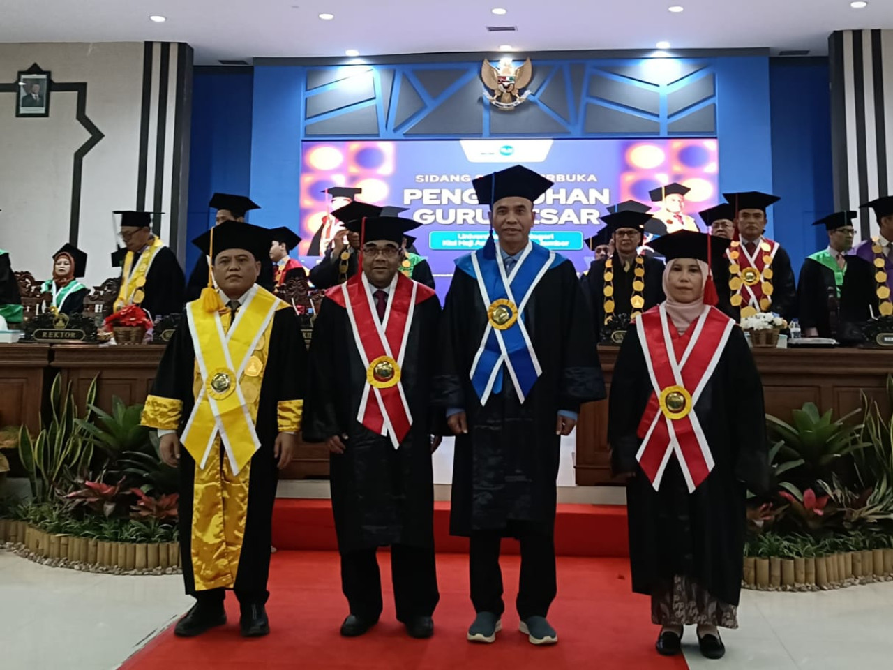 Rektor UIN KHAS Jember, Prof. Hepni bersama empat guru besar. (Foto: Sugianto/jatimnow.com)