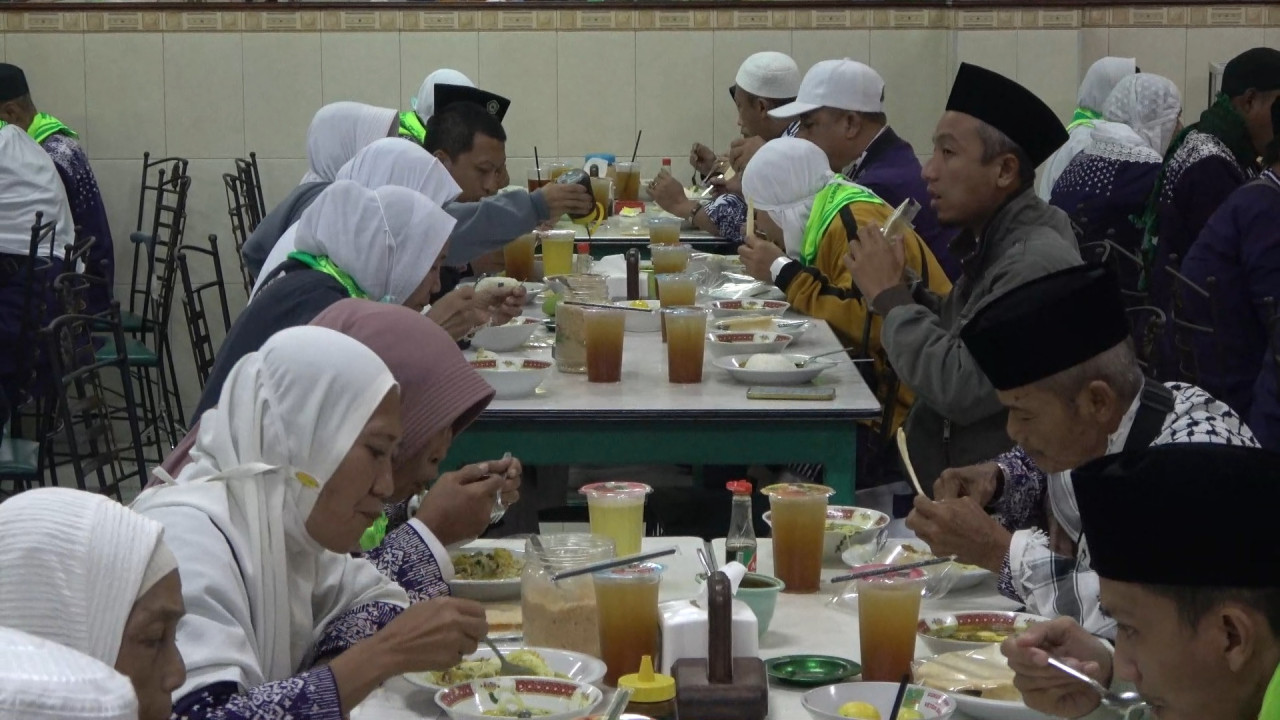 Jamaah haji Lamongan menyantap soto ayam tradisi unik tahunan. (Foto : Adyad Ammy Iffansah/jatimnow.com)
