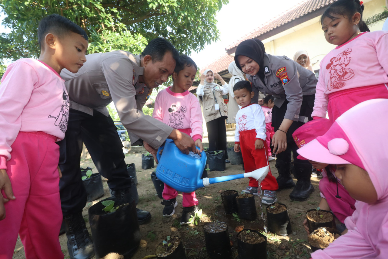 Saat anak-anak TK di Kediri belajar menanam. (Foto: Polsek Plemahan/jatimnow.com)