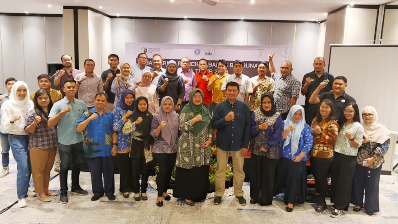 Perwakilan perusahaan anggota Informasi Bahan Bangunan (IBB) Jawa Timur foto bersama usai gethering bersama Feraco, di Surabaya, Kamis (31/07/2025). (Foto: Ali Masduki/JatimNow.com)