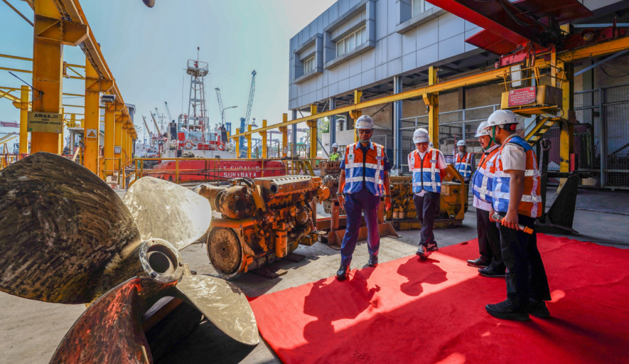 Penyerahan hibah berupa mesin dan perlengkapan kapal kepada Balai Pendidikan dan Pelatihan Transportasi Laut (BP2TL) di Surabaya.  Foto/Dokumentasi Pelindo Marine.