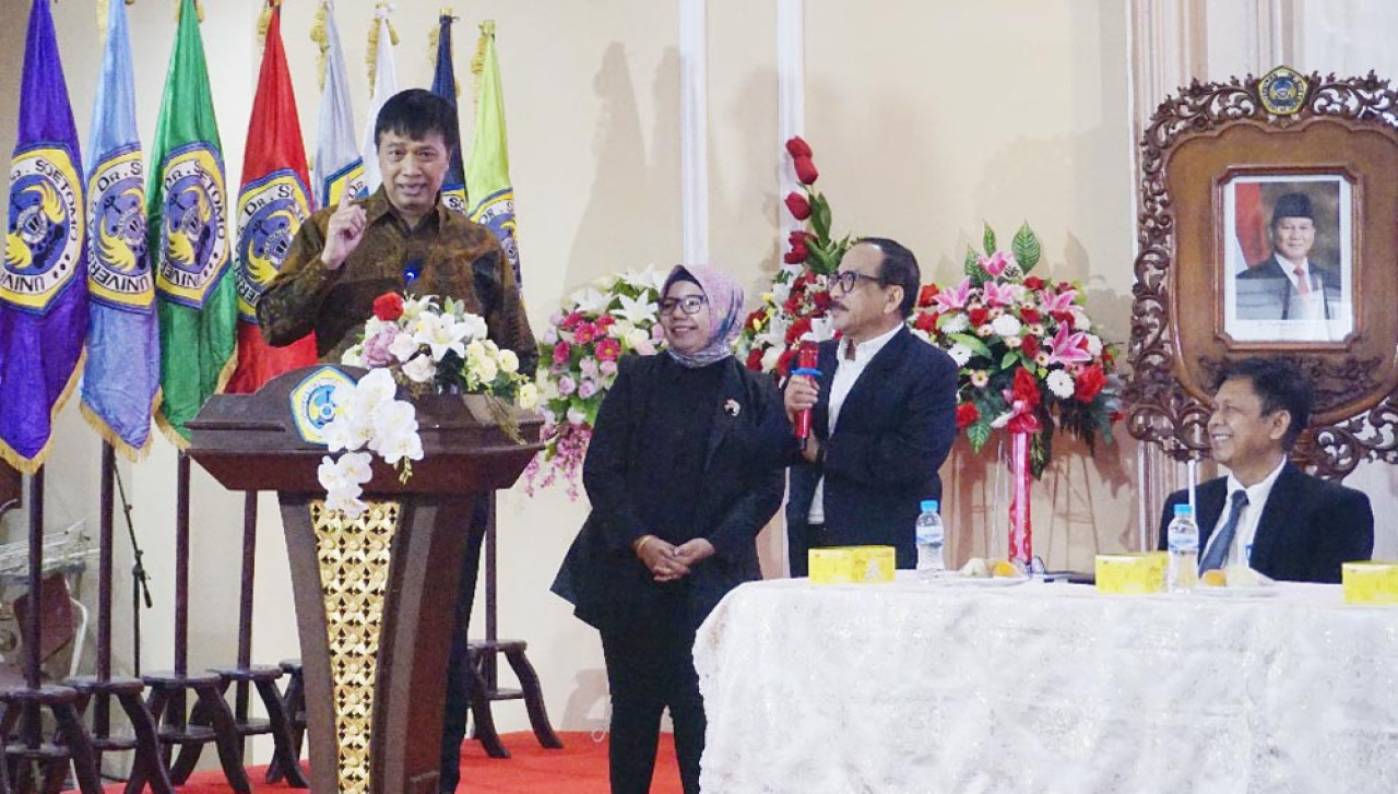 Ketua Pengurus Yayasan Pendidikan Cendekia Utama (YPCU), Bachrul Amiq, menyampaikan pendapat pada perayaan Dies Natalis ke-44. (Foto: Unitomo for JatimNow.com)