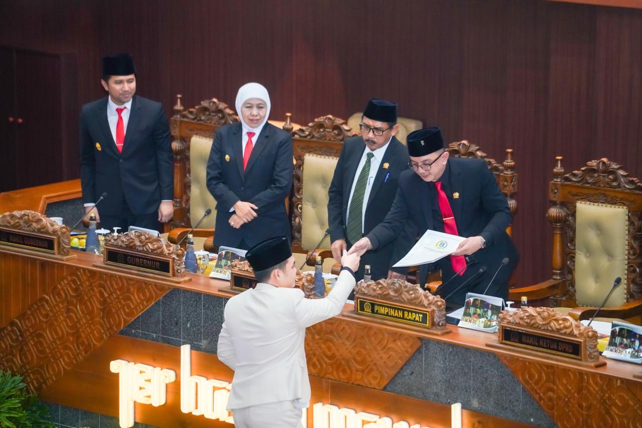 Penyerahan pendapat akhir fraksi Raperda RPJMD Jatim saat Sidang Paripurna di Kantor DPRD Jatim Jalan Indrapura Surabaya (foto: Humas Pemprov Jatim for jatimnow.com)