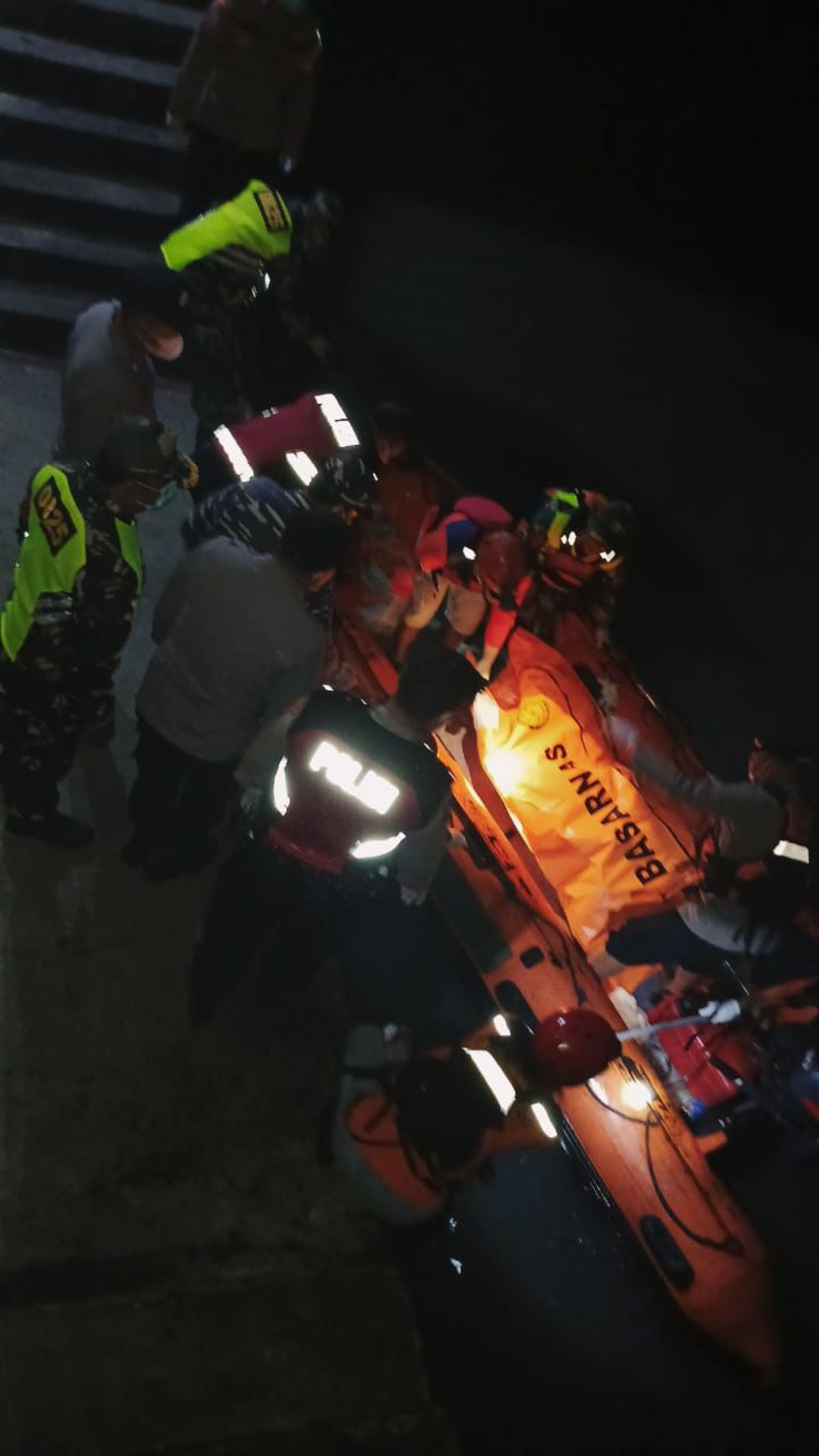 Foto: Proses evakuasi jenazah korban KMP Tunu Jaya Pratama (SAR/jatimnow.com)