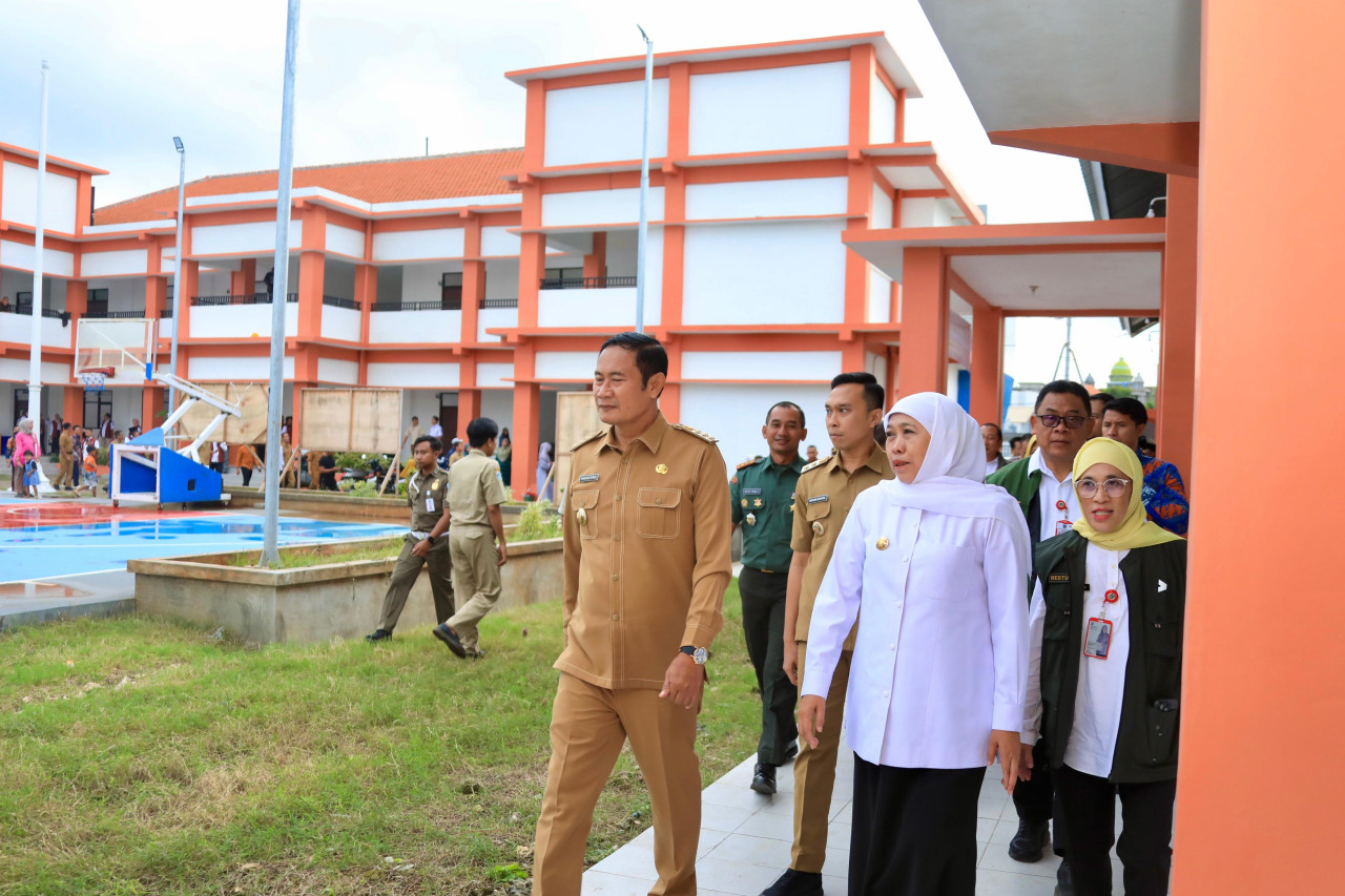 Khofifah di dampingi Bupati Lamongan Yuhronur Efendi meninjau kesiapan Sekolah Rakyat Lamongan (foto: Humas  Pemprov Jatim for jatimnow.com)