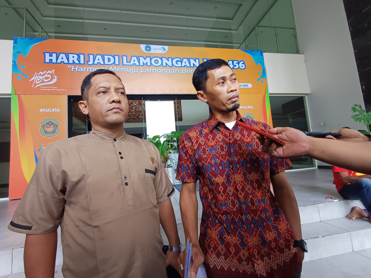 Foto:Kuasa hukum Eks Kadisperkim Lamongan Lamongan, Ridlwan saat menyampaikan ijin ke KPK ( Adyad Ammy Iffansah/jatimnow.com)