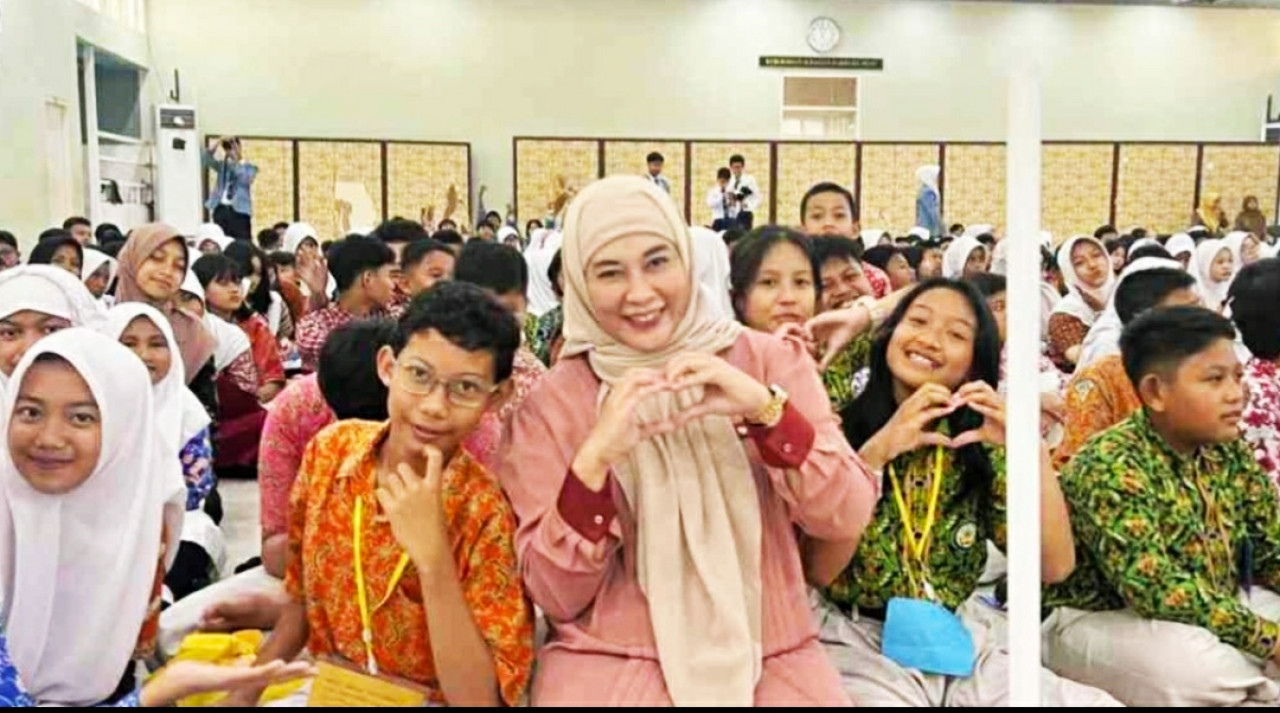 Ajeng Wira Wati meninjau proses MPLS (foto: Ajeng for jatimnow.com)