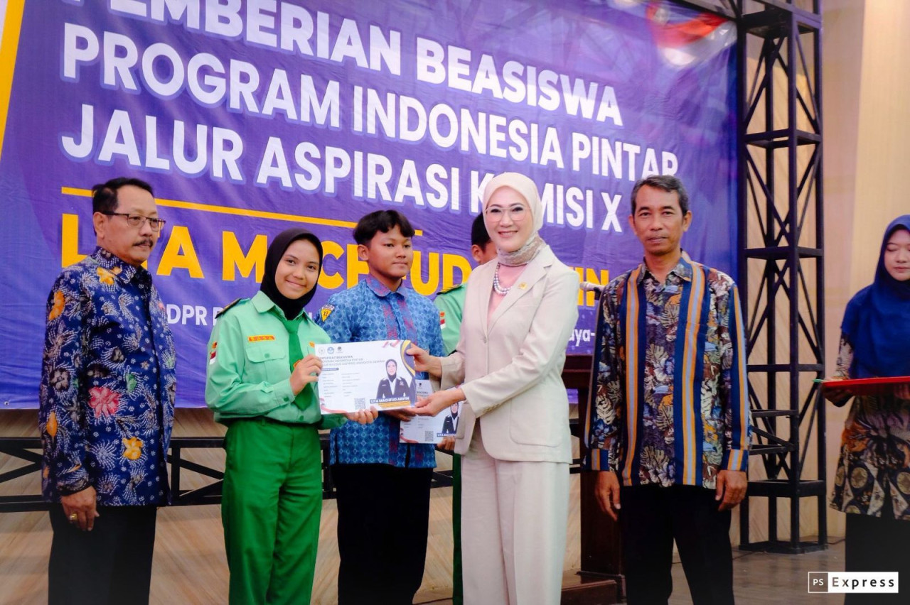 Lita Machfud Arifin menyalurkan beasiswa PIP untuk siswa di Surabaya-Sidoarjo (foto: Taufiq for jatimnow.com)