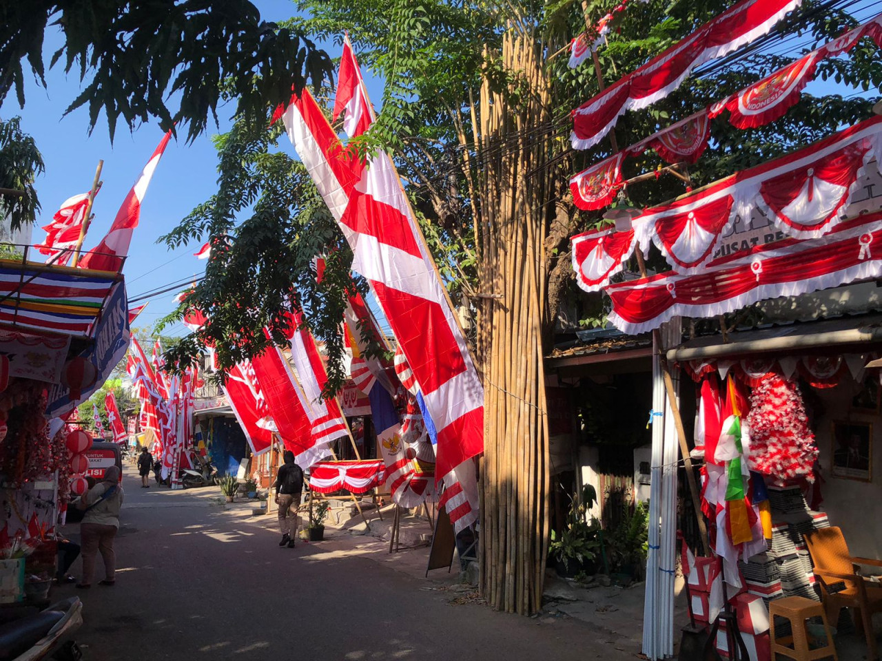 Sentra Bendera Merah Putih di Jalan Darmokali, Wonokromo, Surabaya (foto: Rizki/jatimnow.com)