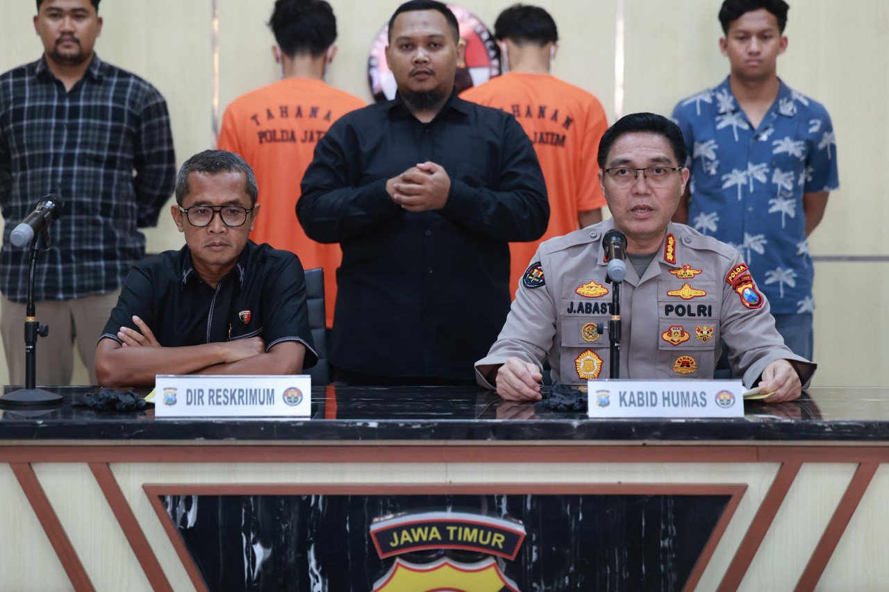 2 tersangka diamankan di Polda Jatim (foto: Riski/jatimnow.com)