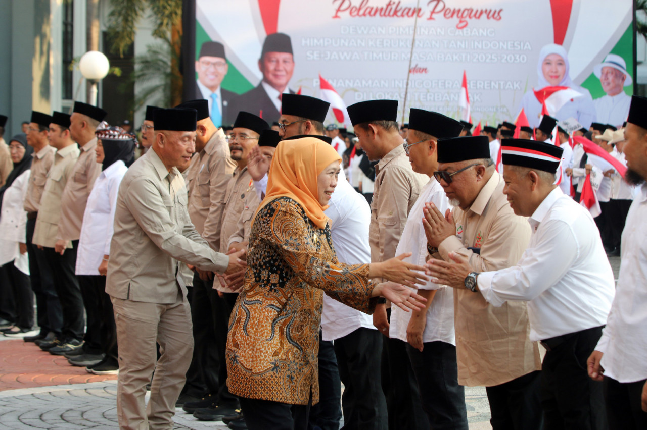 Khofifah saat memberi ucapan selamat pada Ketua DPC HKTI usai di lantik (foto: Ni'am/jatimnow.com)