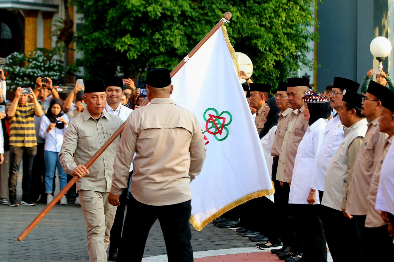 Arum Sabil saat menyerahkan bendera pataka HKTI (foto: Ni'am Kurniawan/jatimnow.com)