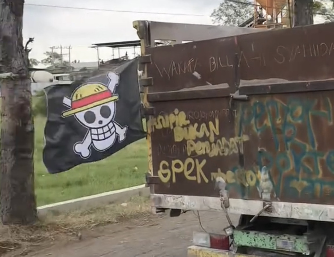 Bendera banjak laut Topi Jerami dikibarkan di truk-truk (tangkapan layar)