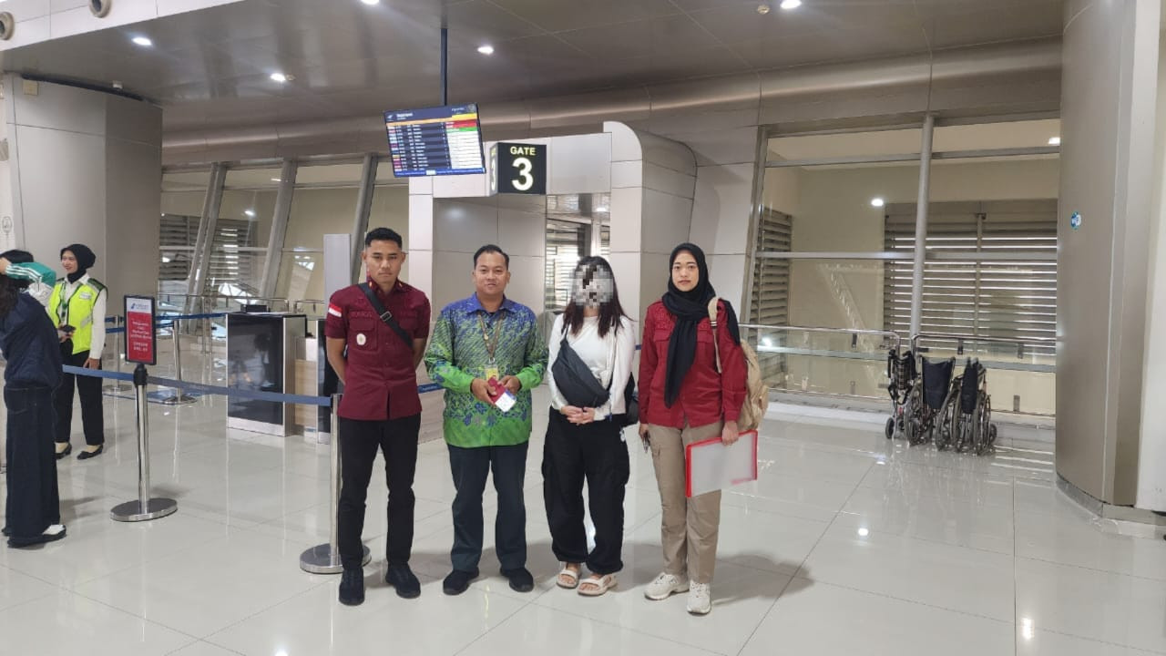 Imigrasi Kediri deportasi WN Jepang lewat Juanda. (Foto: Imigrasi Kediri/jatimnow.com)