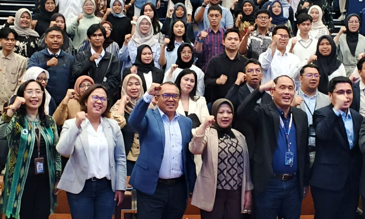 Direktur Human Capital and Compliance BTN, Eko Waluyo (tengah), foto bersama usai gelaran "Inspire Corner" di Auditorium Gedung Riset Center ITS Surabaya, Rabu (30/7/2025). (Foto: Ali Masduki/JatimNow.com)